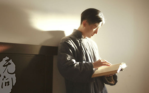 只問敢勇，無問西東